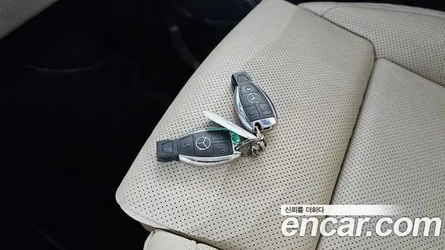 Mercedes-Benz V-Class 2023 — Photo 24/35