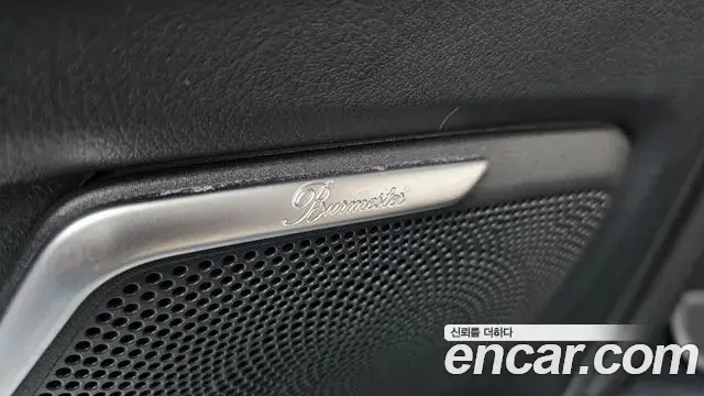 Mercedes-Benz V-Class 2023 — Photo 28/35