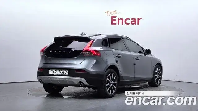 Volvo V40 Cross Country 2018 — Şəkil 1/30