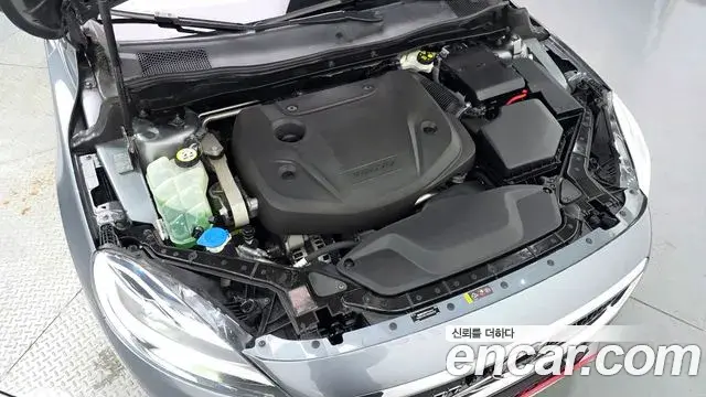 Volvo V40 Cross Country 2018 — Şəkil 28/30