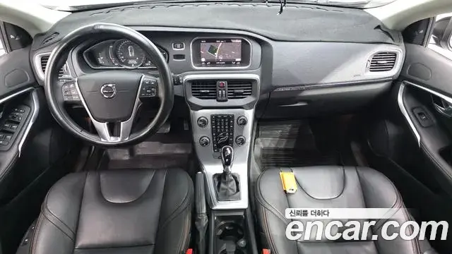 Volvo V40 Cross Country 2018 — Şəkil 15/30