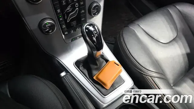 Volvo V40 Cross Country 2018 — Şəkil 21/30