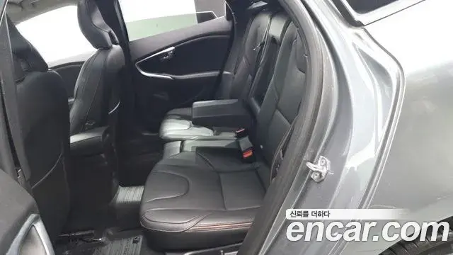 Volvo V40 Cross Country 2018 — Şəkil 24/30