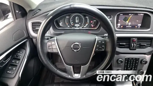 Volvo V40 Cross Country 2018 — Şəkil 8/30