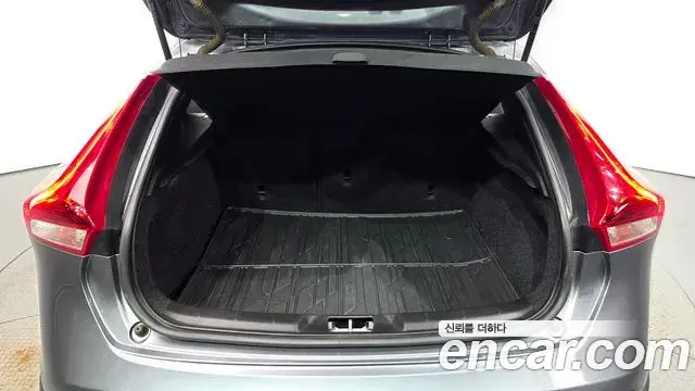 Volvo V40 Cross Country 2018 — Şəkil 25/30