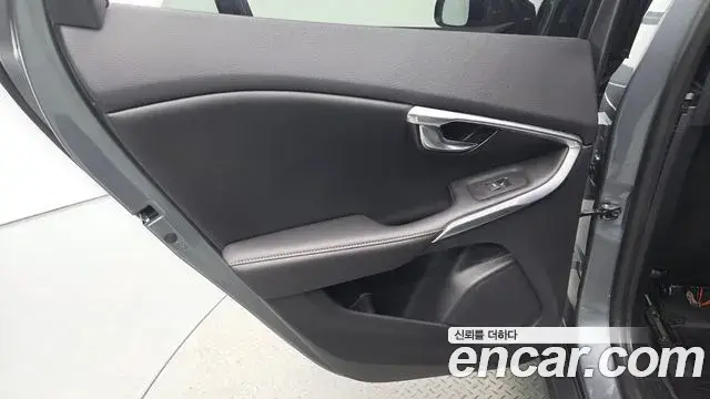 Volvo V40 Cross Country 2018 — Şəkil 26/30
