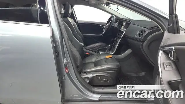 Volvo V40 Cross Country 2018 — Şəkil 18/30