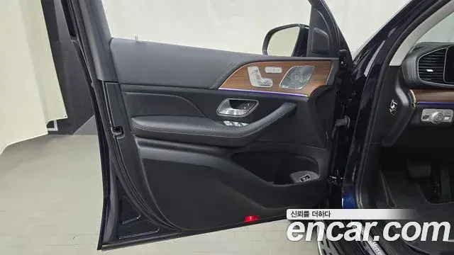 Mercedes-Benz GLE-Class 2021 — Photo 9/32