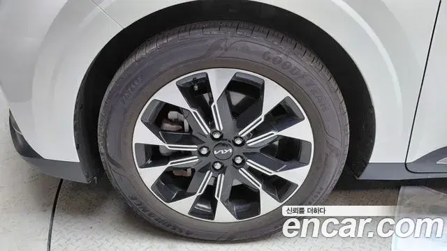 Kia Carnival 2023 — ფოტო 9/33