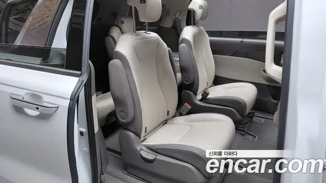 Kia Carnival 2023 — ფოტო 23/33