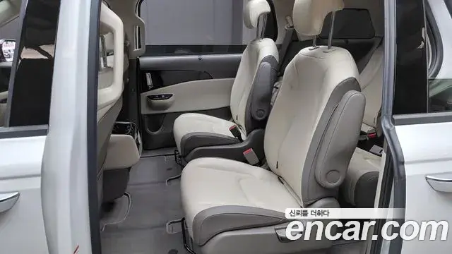 Kia Carnival 2023 — ფოტო 15/33