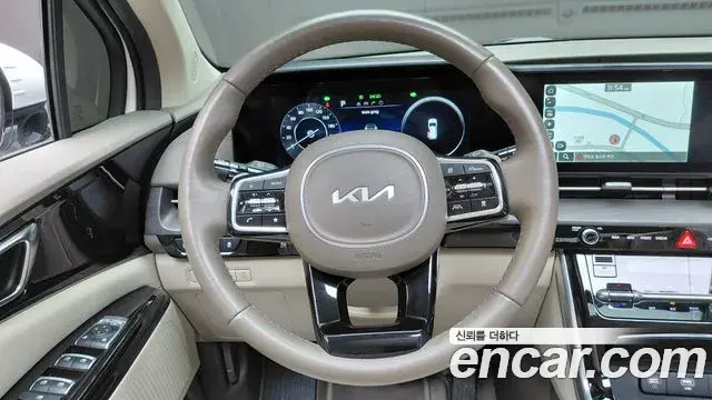 Kia Carnival 2023 — ფოტო 28/33