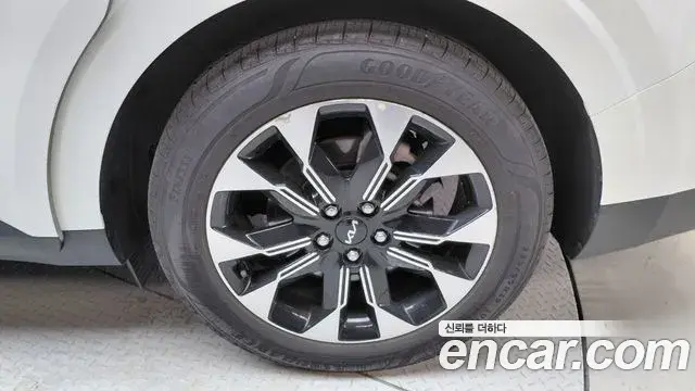 Kia Carnival 2023 — ფოტო 1/33