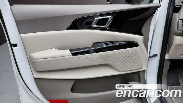 Kia Carnival 2023 — ფოტო 22/33
