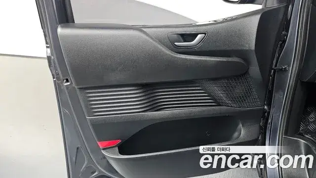 Hyundai Staria 2022 — Photo 9/34