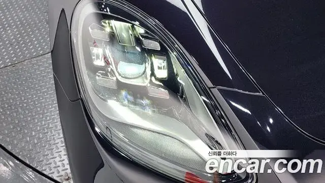 Porsche Panamera 2023 — ფოტო 22/38