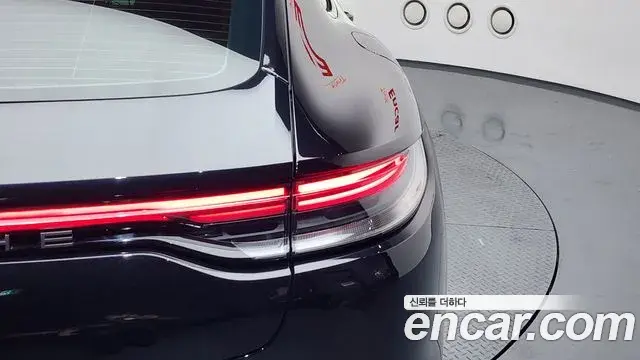 Porsche Panamera 2023 — ფოტო 13/38