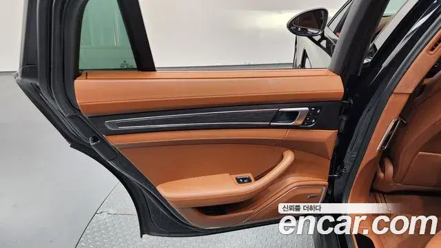 Porsche Panamera 2023 — ფოტო 27/38