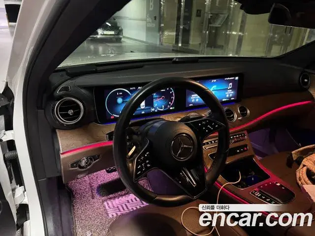 Mercedes-Benz E-Class 2021 — Photo 12/12