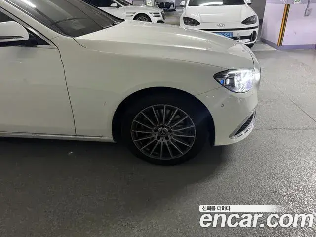 Mercedes-Benz E-Class 2021 — Photo 1/12