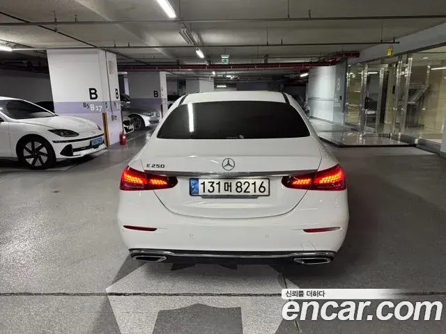 Mercedes-Benz E-Class 2021 — Photo 5/12