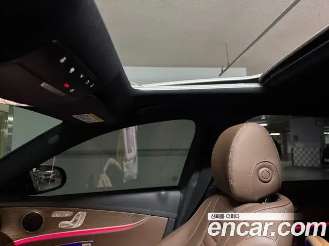 Mercedes-Benz E-Class 2021 — Photo 11/12