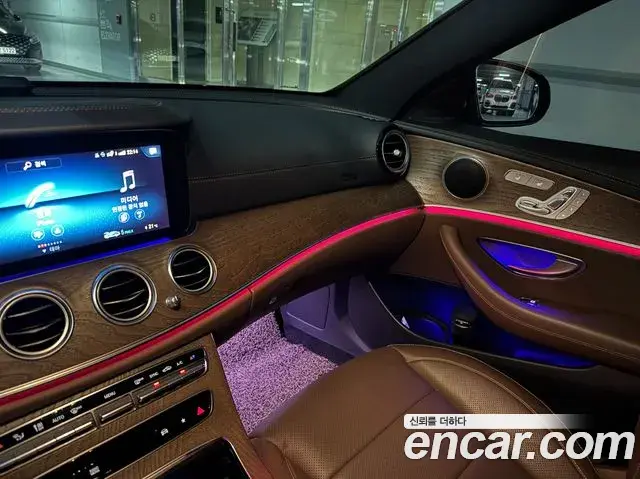 Mercedes-Benz E-Class 2021 — Photo 6/12