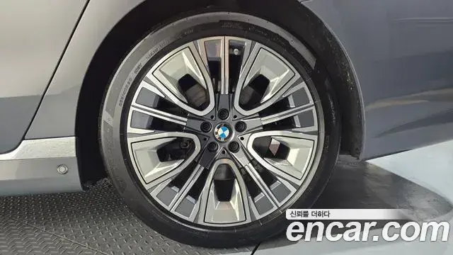 BMW 7 Series 2023 — Photo 31/35