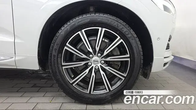 Volvo XC60 2018 — ფოტო 2/33