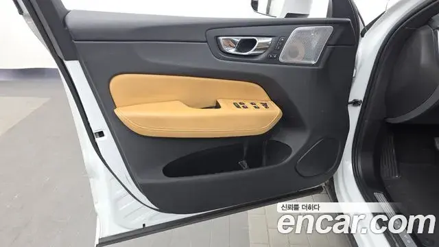 Volvo XC60 2018 — ფოტო 22/33