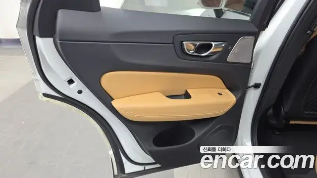 Volvo XC60 2018 — ფოტო 23/33