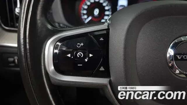 Volvo XC60 2018 — ფოტო 29/33