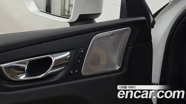 Volvo XC60 2018 — ფოტო 26/33