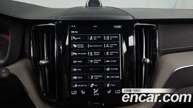 Volvo XC60 2018 — ფოტო 14/33