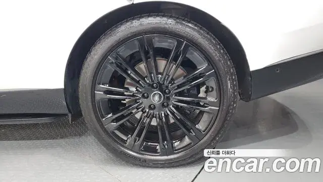 Land Rover Range Rover 2025 — ფოტო 33/41