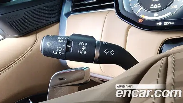 Land Rover Range Rover 2025 — ფოტო 23/41