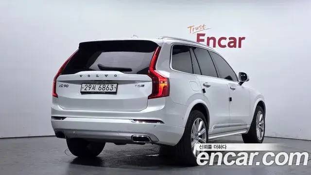 Volvo XC90 2019 — ფოტო 20/35