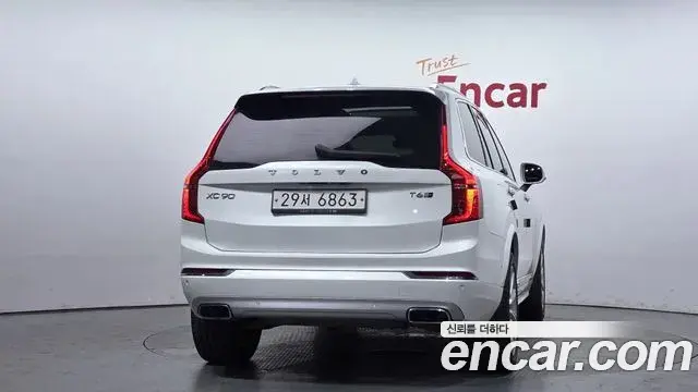Volvo XC90 2019 — ფოტო 11/35