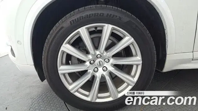Volvo XC90 2019 — ფოტო 27/35