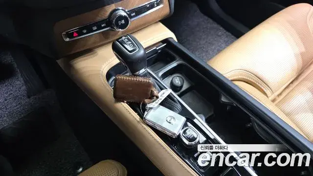 Volvo XC90 2019 — ფოტო 16/35
