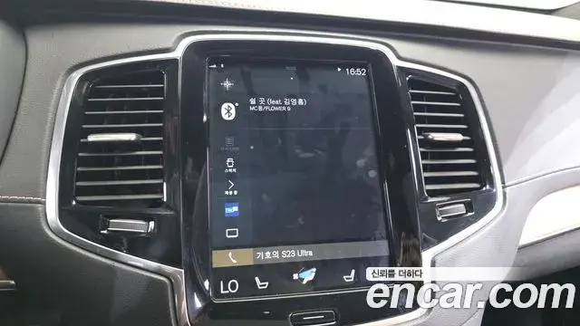 Volvo XC90 2019 — ფოტო 32/35