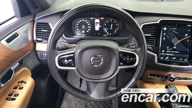 Volvo XC90 2019 — ფოტო 26/35