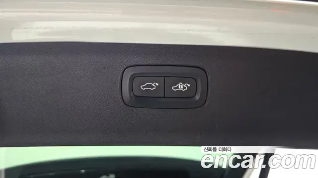 Volvo XC90 2019 — ფოტო 23/35