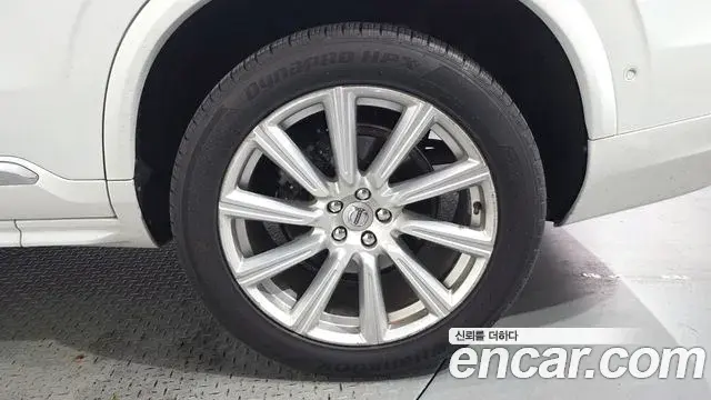 Volvo XC90 2019 — ფოტო 18/35