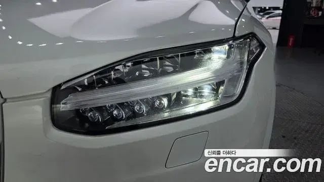 Volvo XC90 2019 — ფოტო 30/35