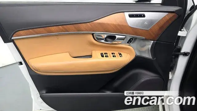 Volvo XC90 2019 — ფოტო 21/35