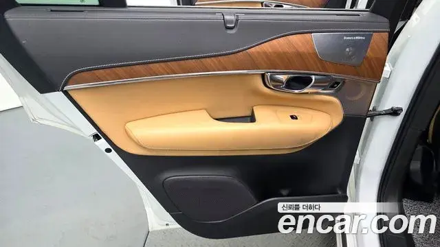 Volvo XC90 2019 — ფოტო 25/35