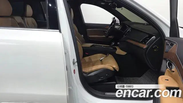 Volvo XC90 2019 — ფოტო 13/35