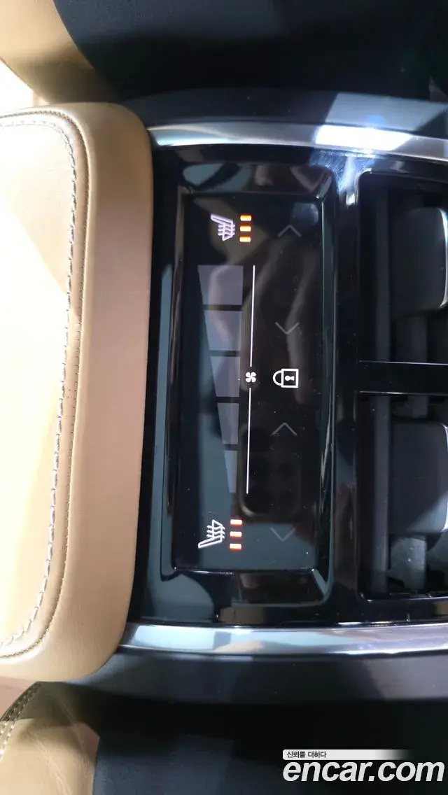 Volvo XC90 2019 — ფოტო 34/35