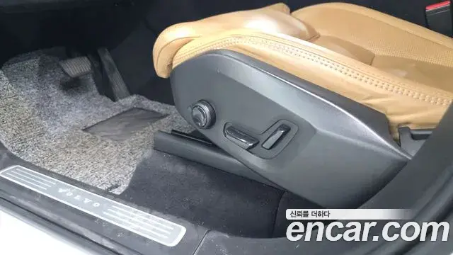 Volvo XC90 2019 — ფოტო 33/35